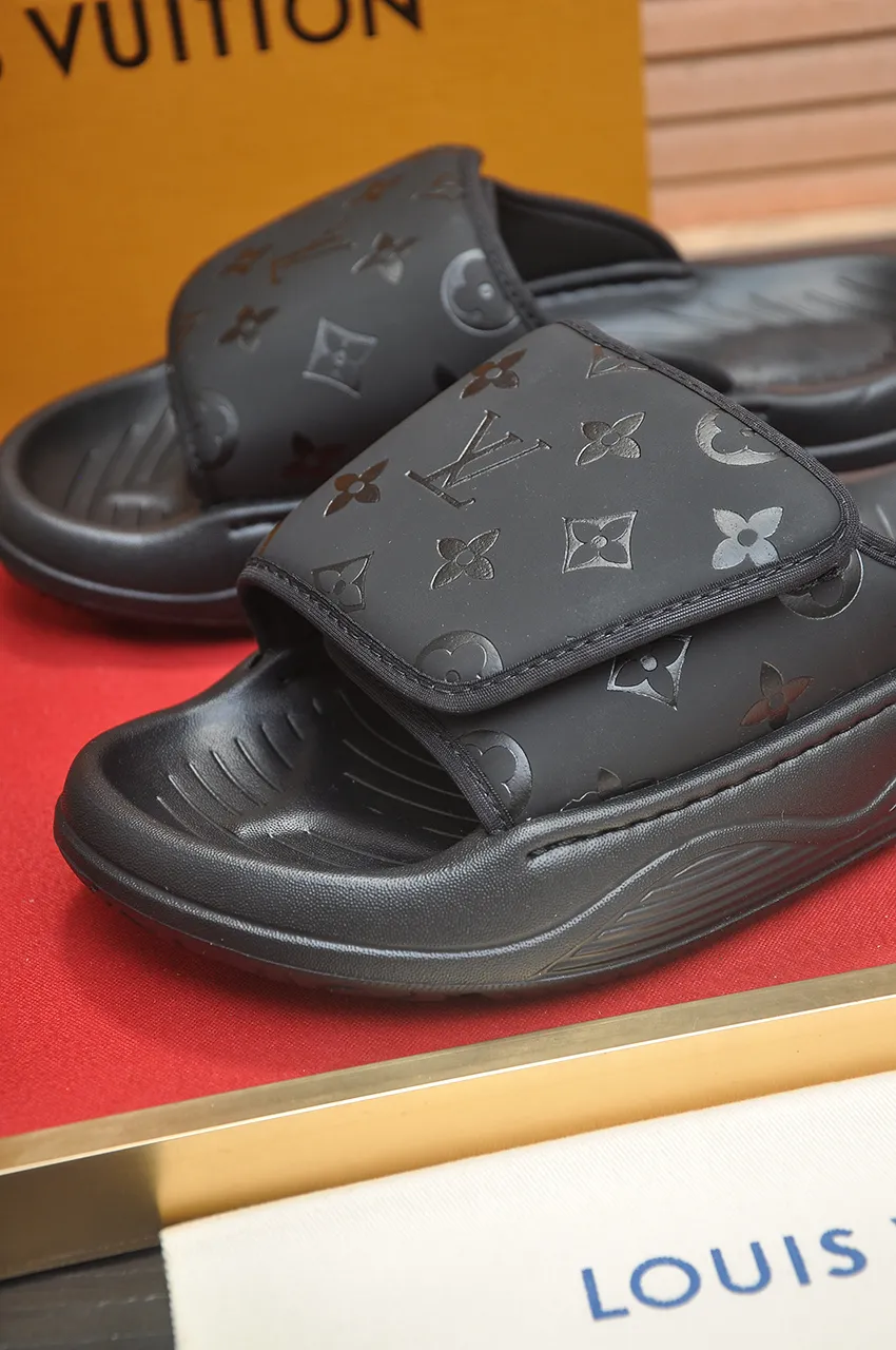 Men's men's shoes 💰340💶 [Louis Vuitton LV slippers] (high-end cowhide) counter 1:1 fashion style, a must-have for summer! The designer used LV’s iconic outsole. The original simple slippers instantly become fashionable! The upper is made of flexible special cowhide leather straps alternately, and the workmanship is exquisite! A must-have for stylish men in summer, size 38-45 (45 customized)